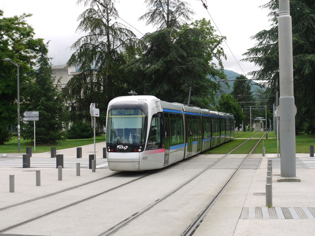 Moderni raitiovaunu talviolympiakaupunki Grenoblessa. Kuvassa kaksi eri ratatyyppiä.